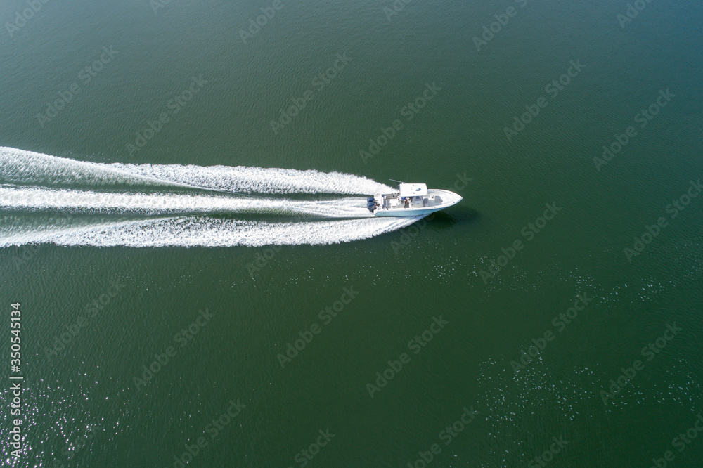 Naklejka premium Aerial view of a boat on the river