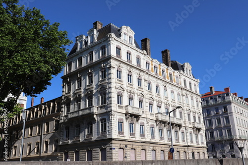 Immeuble lyonnais typique situé à Lyon avenue de Grande Bretagne au bord du fleuve Rhône - Ville de Lyon - Département du Rhône - France