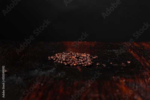 Obraz na płótnie Coffee beans on the wooden table w salonie