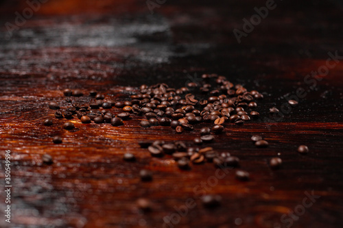 Obraz na płótnie Coffee beans on the wooden table w salonie