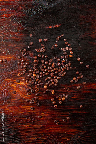 Obraz na płótnie Coffee beans on the wooden table w salonie