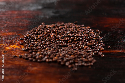 Obraz na płótnie Coffee beans on the wooden table w salonie