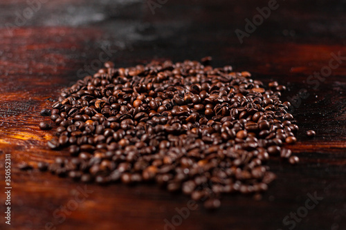 Obraz na płótnie Coffee beans on the wooden table w salonie