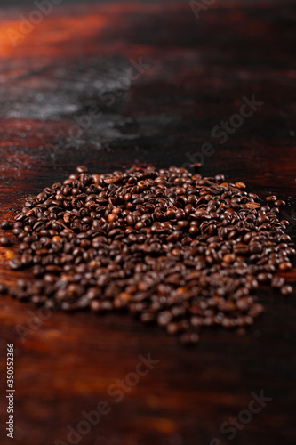 Obraz na płótnie Coffee beans on the wooden table w salonie