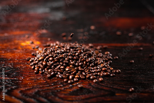 Obraz na płótnie Coffee beans on the wooden table w salonie