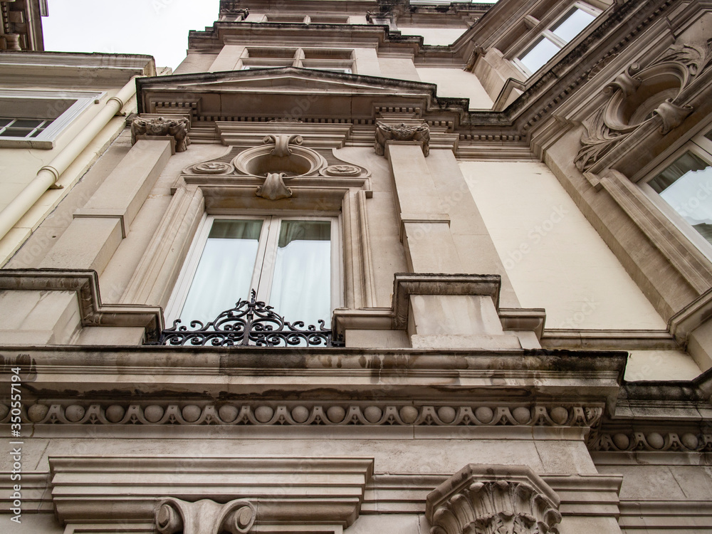 Obraz premium London- architectural detail of grand townhouses in Mayfair 