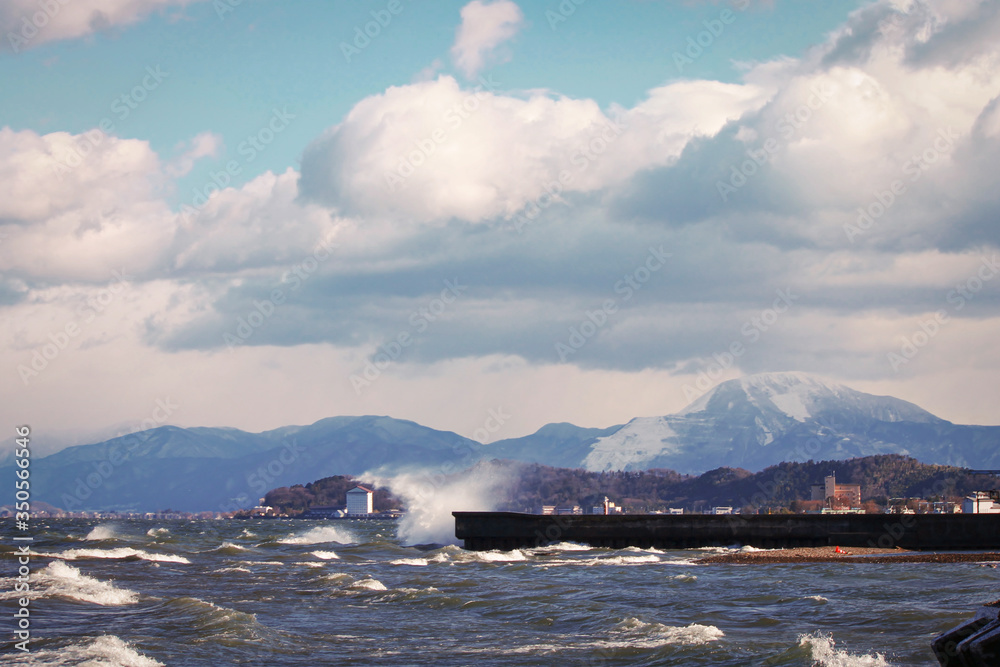 荒波の琵琶湖と雪の伊吹山の冬景色