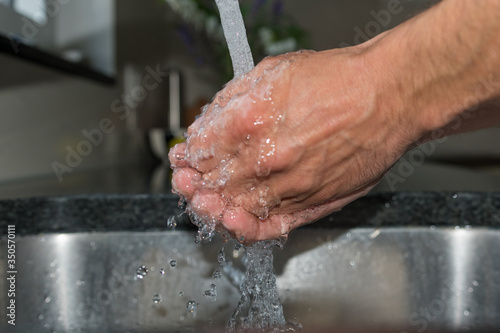 Hände waschen während der Pandemie covid-19