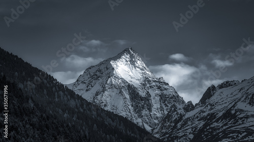 Fernerkogel (3277m) in Tirol/Österreich mit beleuchteter Gipfelregion