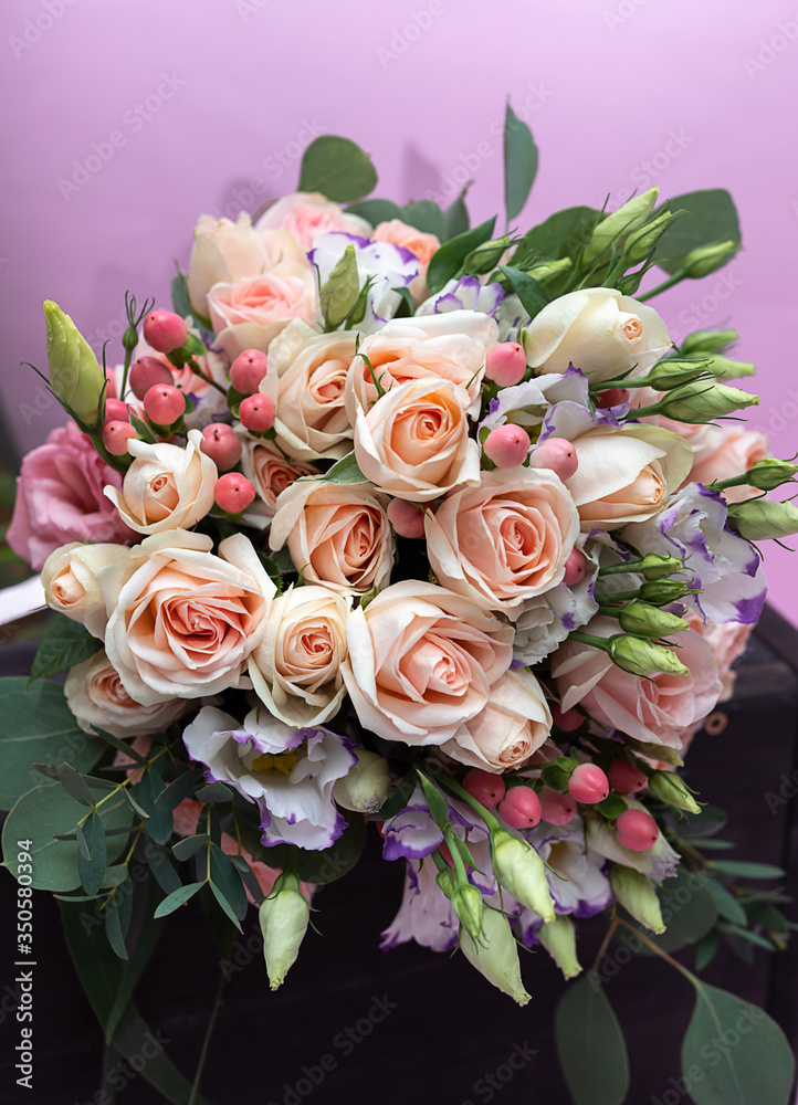 Φωτογραφία Wedding bouquet of soft pink Bush roses close-up, beautiful bouquet of the bride