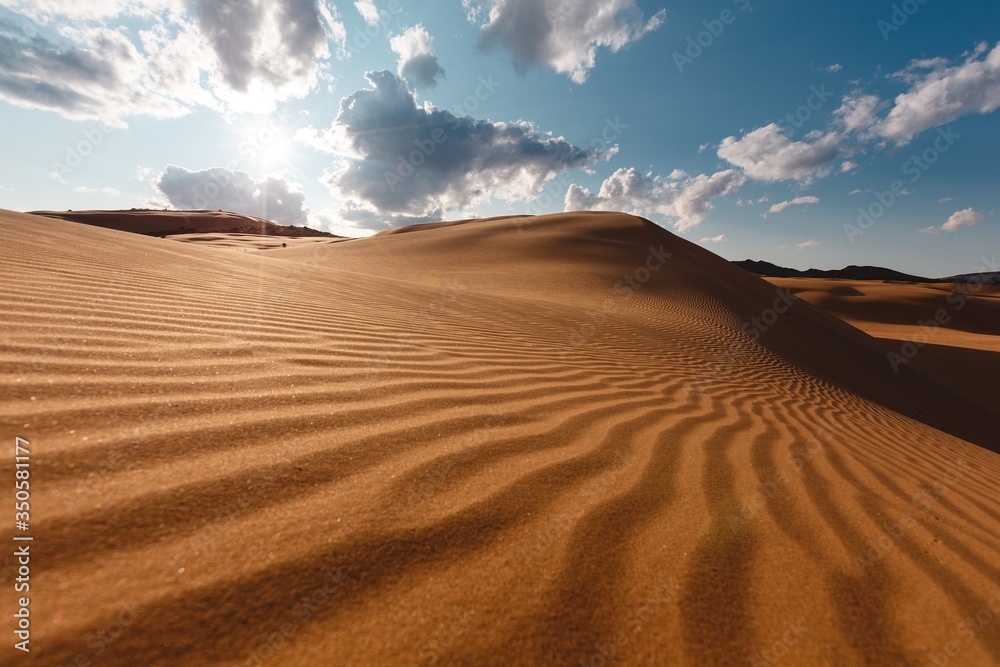 Sunset over the sand dunes in the Gobi desert - obrazy, fototapety, plakaty 