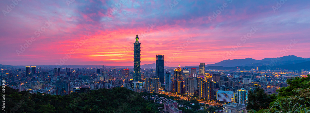 Fototapeta premium Widok zachodu słońca w mieście Taipei na Tajwanie