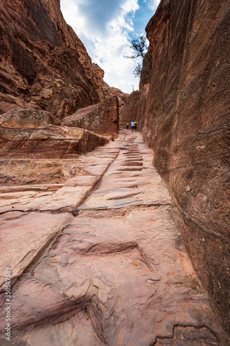 sentiero scavato nella roccia a Petra, Giordania