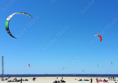 Kitesurfer treffen sich am Strand photo