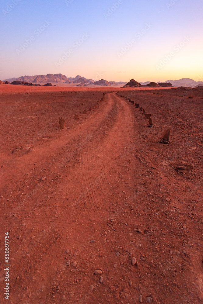 strada nel deserto Wadi Rum, in Giordania