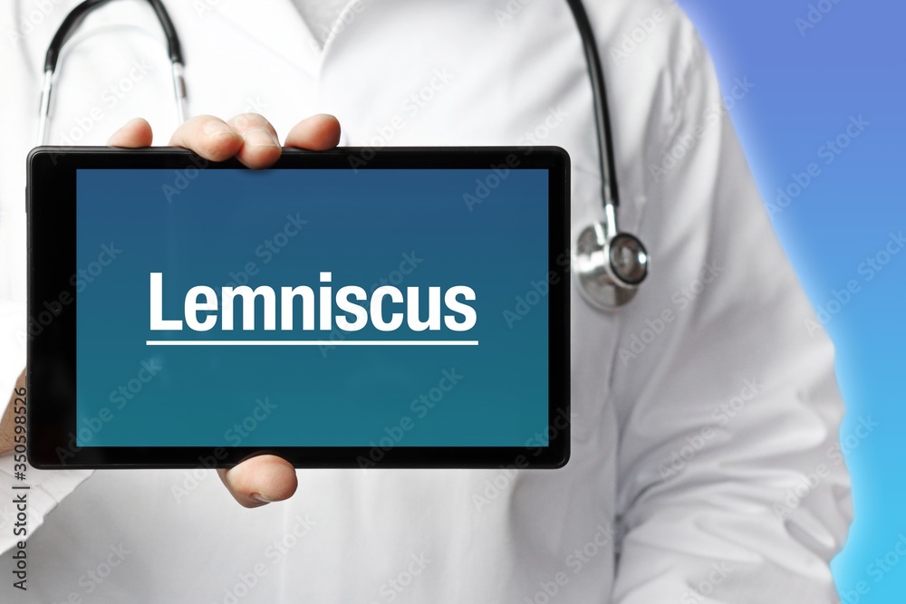 Lemniscus. Arzt mit Stethoskop hält Tablet-Computer in Hand. Text im Display. Blauer Hintergrund. Krankheit, Gesundheit, Medizin Lemniscus. Arzt mit Stethoskop hält Tablet-Computer in Hand. Text im Display. Blauer Hintergrund. Krankheit, Gesundheit, Medizin
