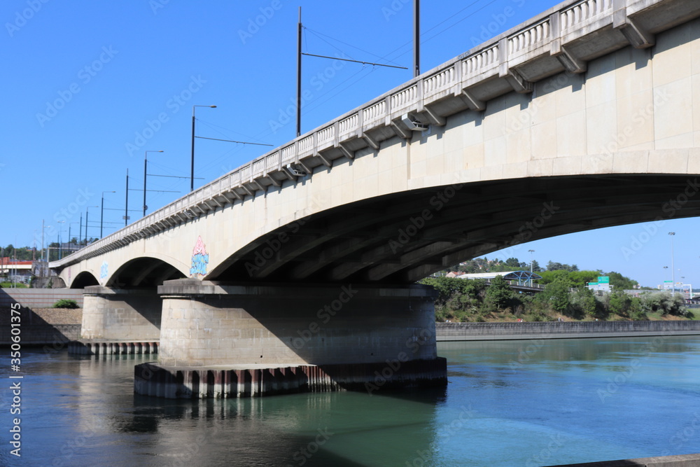 Le pont Raymond Poincaré à Lyon sur le fleuve Rhône - Ville de Lyon - Département du Rhône - France Le pont Raymond Poincaré à Lyon sur le fleuve Rhône - Ville de Lyon - Département du Rhône - France