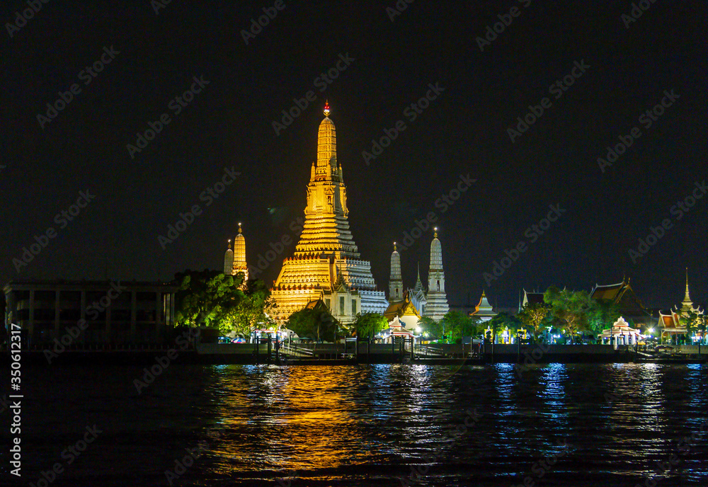 Phra Prang, Wat Arun Shining golden at night
Phra Prang, Wat Arun Shining golden at night