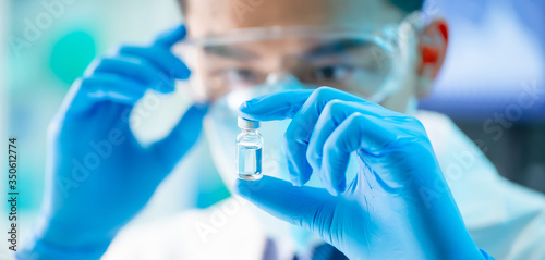 Obraz na płótnie scientist look to newest vaccine