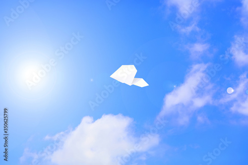 大空を飛ぶ紙ヒコーキ 