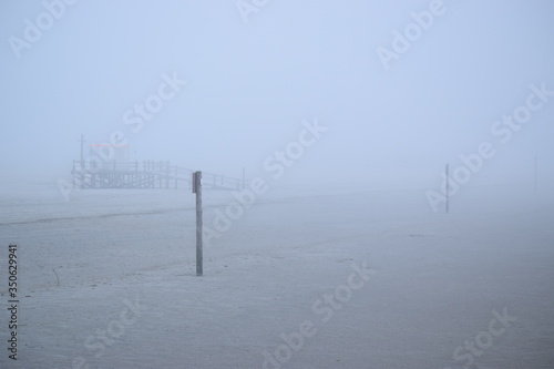 Sankt Peter-Ording Strand in Nebelwolken