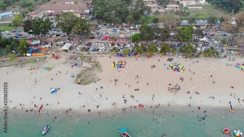 People on the beach standing - dolly forward pedestal down