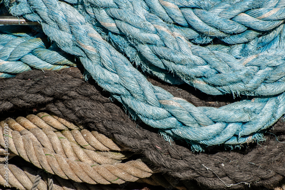 amarras de barcos de distintos colores en puerto Stock Photo | Adobe Stock
