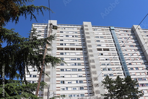 Immeuble d'habitation de type barre HLM dans le quartier de la Duchère à Lyon - Ville de Lyon - 9 ème arrondissement - Département du Rhône - France photo