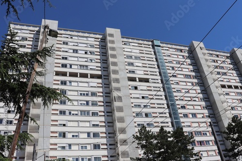 Immeuble d'habitation de type barre HLM dans le quartier de la Duchère à Lyon - Ville de Lyon - 9 ème arrondissement - Département du Rhône - France photo