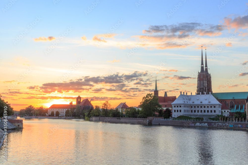 Obraz premium sunset over the Odra River and the historical part of Wroclaw