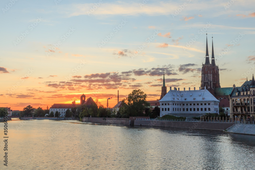 Obraz premium sunset over the Odra River and the historical part of Wroclaw