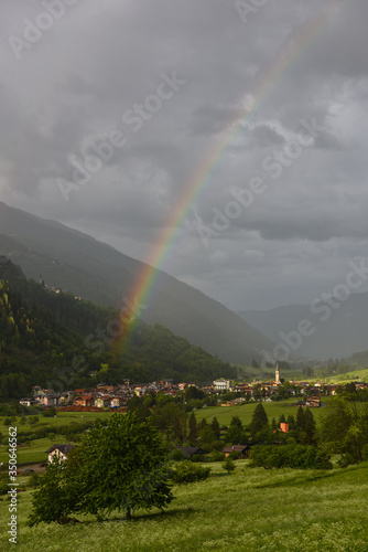 paesaggio di montagna con arcobaleno 