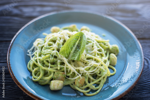 Green Pasta with scallop an...