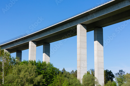 Aichtal Viadukt bei Stuttgart mit der B27 Schnellstrasse © Martin Schlecht