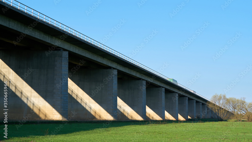 Brücke an der Autobahn A2 zwischen Hohenwarthe und Magdeburg