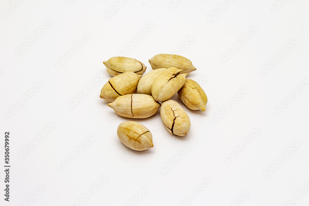 Obraz premium Ripe pecan isolated on white background