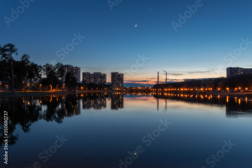 The conjunction of the Moon and Venus in the evening sunset sky over a lake in the very center of Zelenograd © Andrei Baskevich
