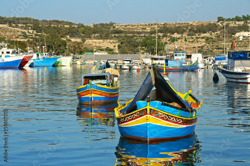 Tradicionales barcas de pesca de Malta en el puerto pequero de Marsaxlokk