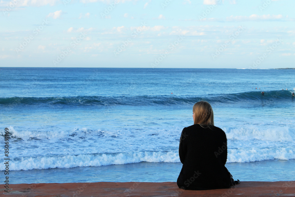 Kobieta oglądająca morze. - obrazy, fototapety, plakaty 