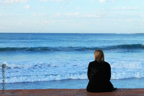 Kobieta oglądająca morze.