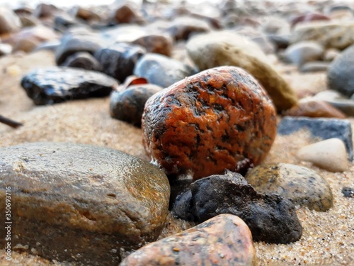 Kamienie na plaży.