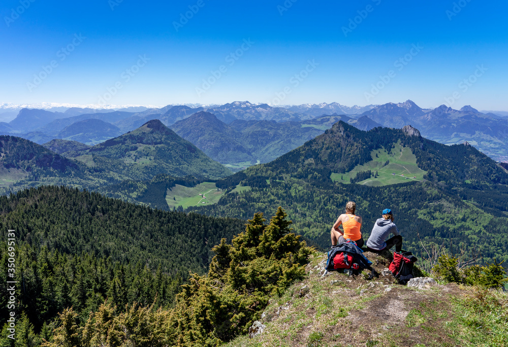 Panoramablick von zwei Wanderinnen im Chiemgau - Blick auf Pasterkopf, Kranzhorn, Heuberg, Kitzstein und Wasserwand