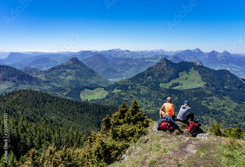 Panoramablick von zwei Wanderinnen im Chiemgau - Blick auf Pasterkopf, Kranzhorn, Heuberg, Kitzstein und Wasserwand