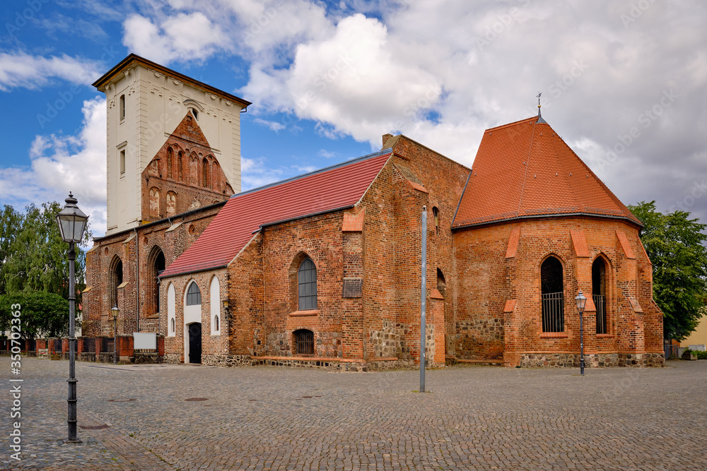 Denkmalschütze Ruine: die teilrenovierte evangelische Stadtpfarrkirche St. Marien in Wriezen