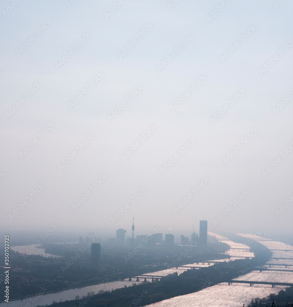 Stadt am Fluss liegt im Nebel. Luftverschutzung in der Großstadt. City on the river lies in the fog. Air pollution in the city. Wien, Vienna, 
