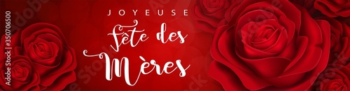 carte ou bandeau pour "joyeuse fête des mères" en blanc avec des roses rouge de chaque côté sur un fond rouge