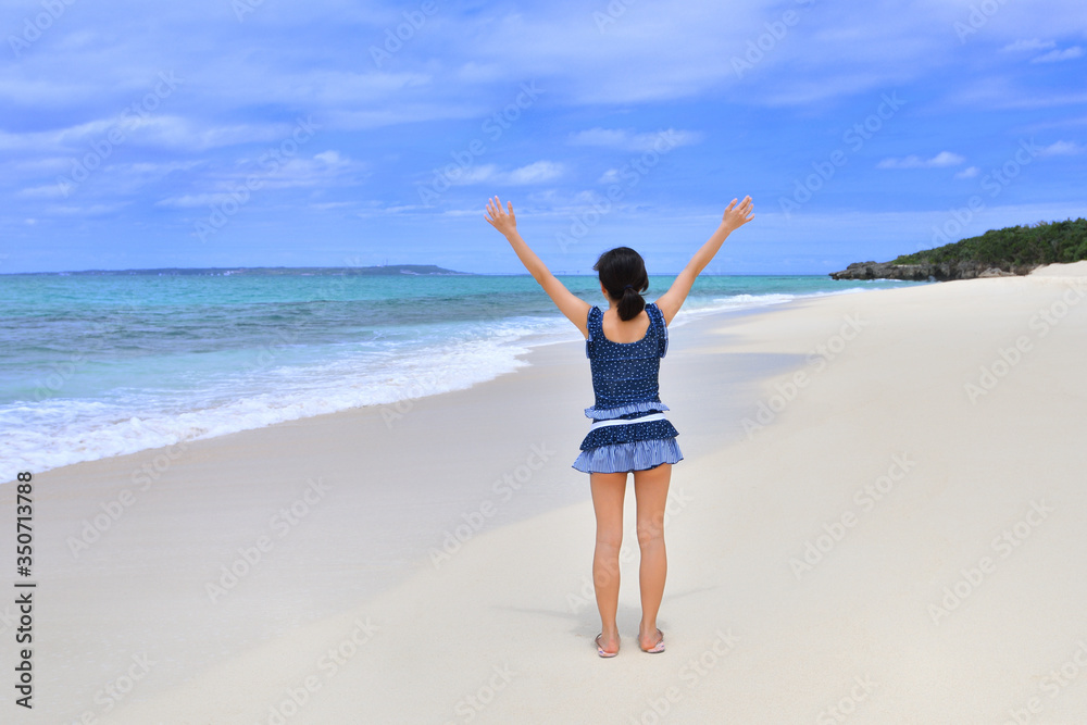 ビーチに立つ女の子(沖縄　宮古島　長間浜　後姿)