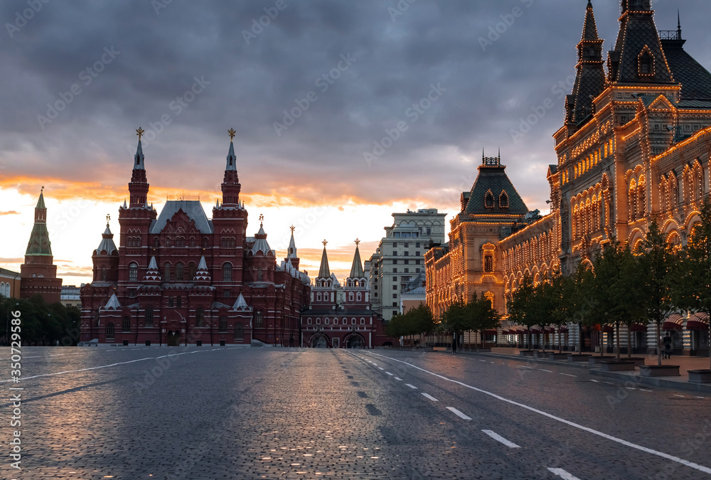 Obraz premium Empty illuminated Red Square and Kremlin, Moscow, Russia