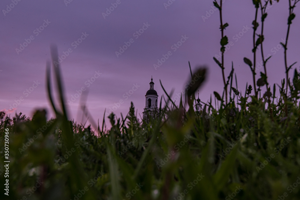 Obraz premium Orthodox Church by the river in the evening sunset