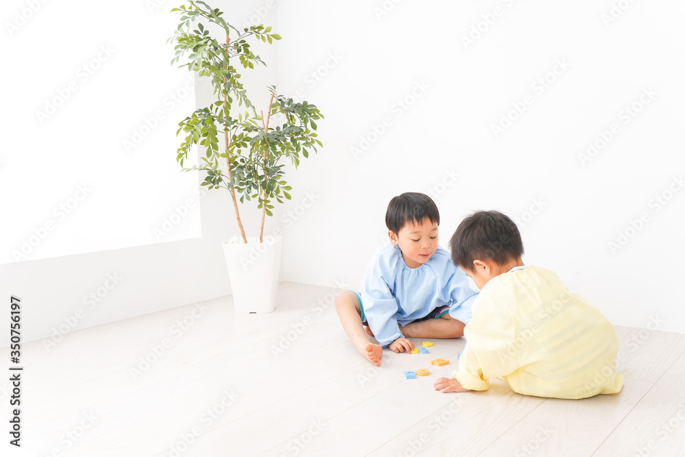幼稚園で楽しく遊ぶ男の子 幼稚園で楽しく遊ぶ男の子
